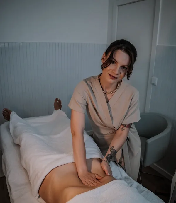 Mayara Mazzoni a realizar uma massagem corporal em Almada
