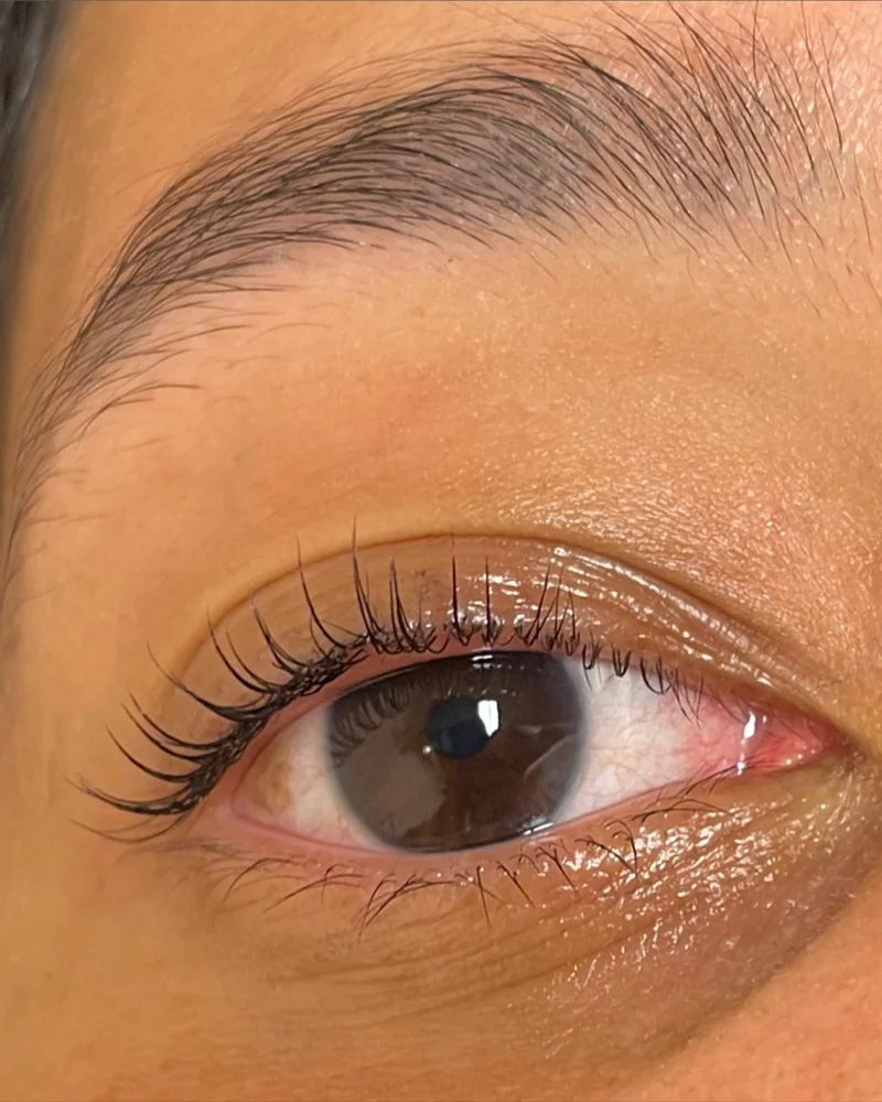Lash lifting: pestanas naturais curvadas e elevadas (depois)