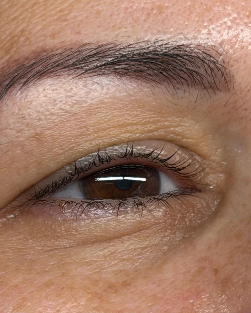 Lash lifting: pestanas naturais curvadas e elevadas, em plano aproximado (antes)