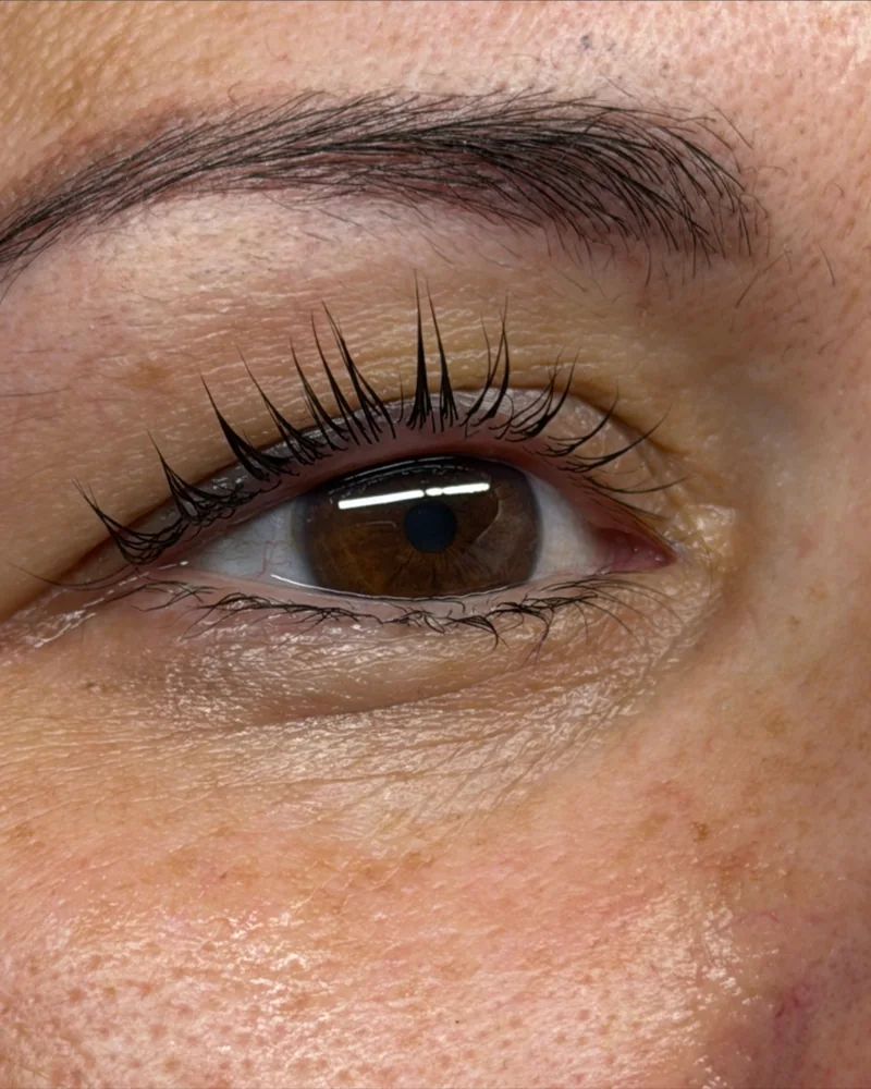 Lash lifting: pestanas naturais curvadas e elevadas, em plano aproximado (depois)