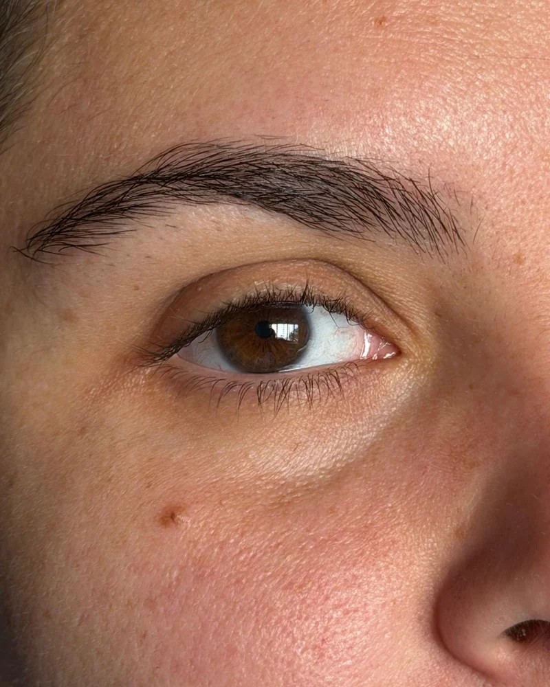 Lash lifting: pestanas naturais curvadas e elevadas (antes)