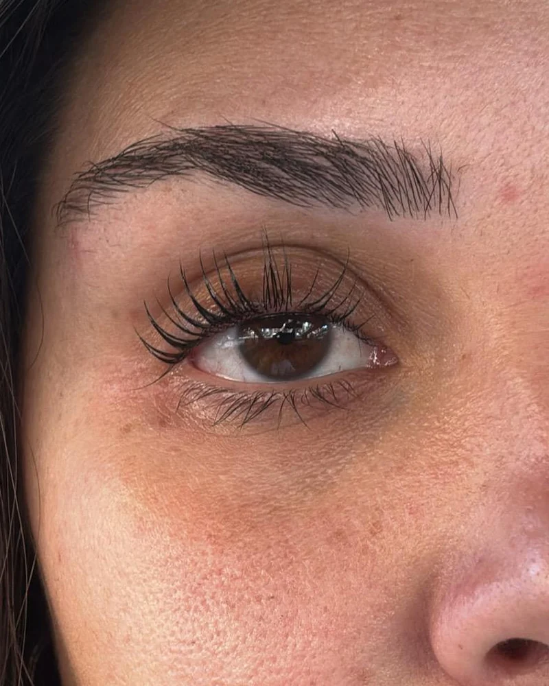 Lash lifting: pestanas naturais curvadas e elevadas (depois)