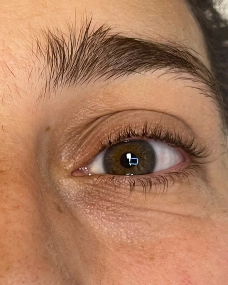 Lash lifting: pestanas naturais curvadas e elevadas (antes)