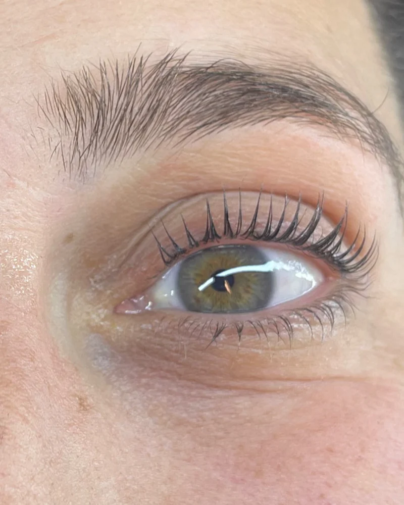 Lash lifting: pestanas naturais curvadas e elevadas (depois)
